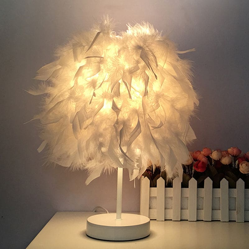 PlumeGlow – Elegante lampada a globo piumata