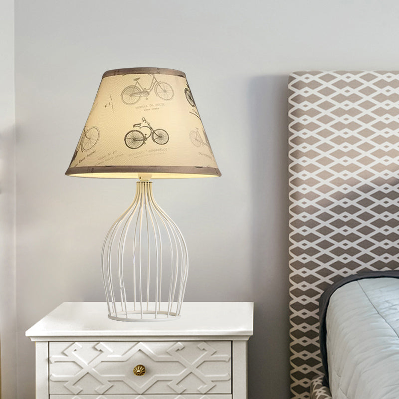 RetroCage – Lampada da tavolo con base in filo metallico