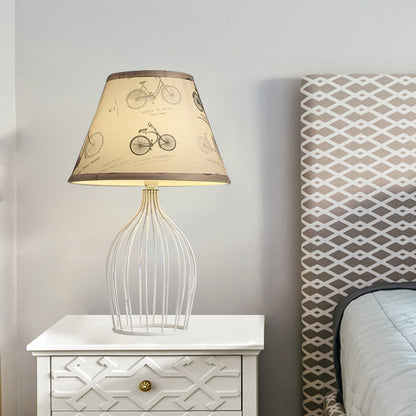 RetroCage – Lampada da tavolo con base in filo metallico