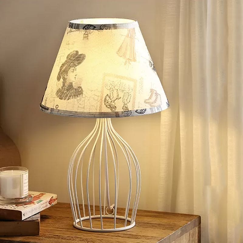 RetroCage – Lampada da tavolo con base in filo metallico