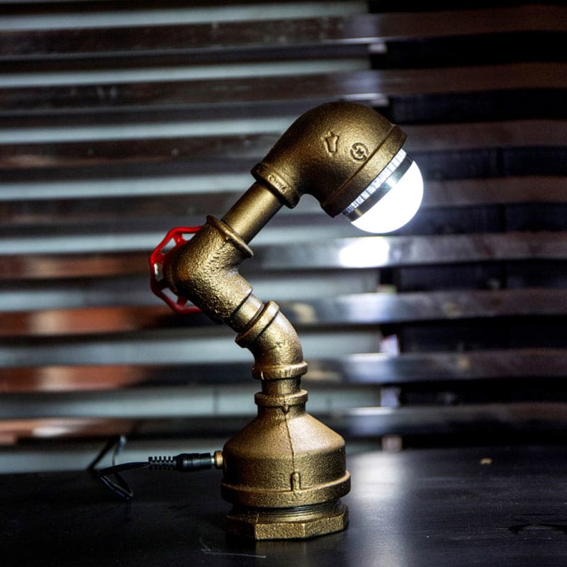 SteamGlow – Lampada robot in ottone con interruttore rotante
