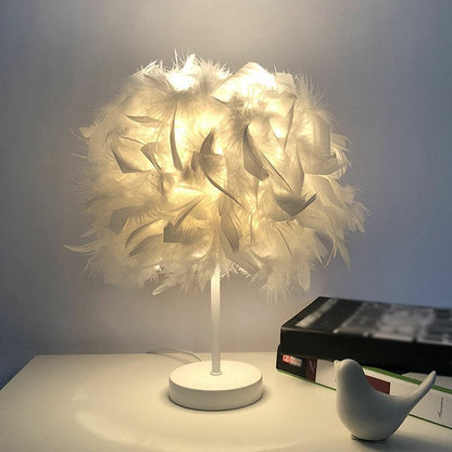 PlumeGlow – Elegante lampada a globo piumata