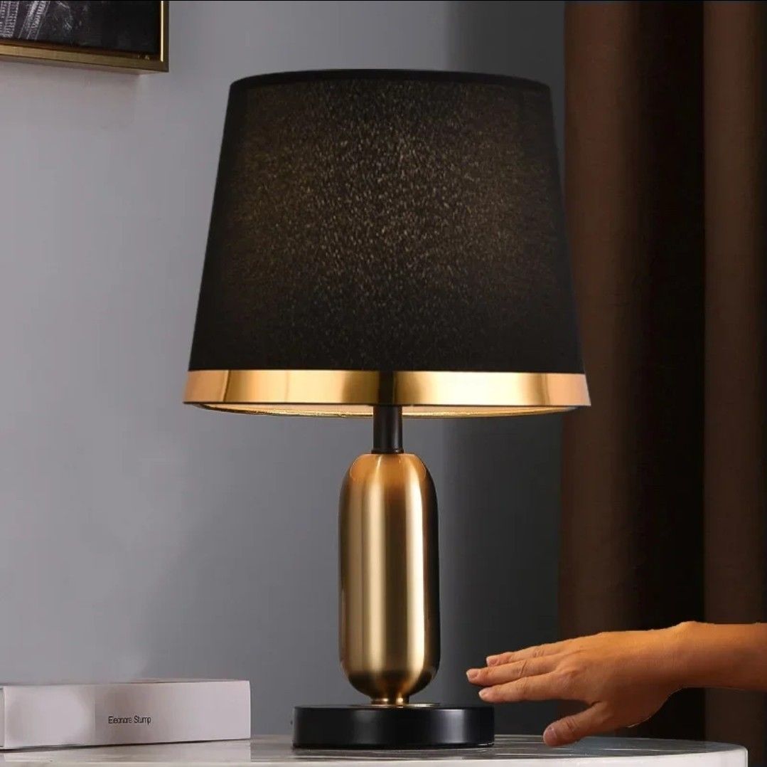 NoirBeam – Lámpara de Mesa Elegante en Oro y Negro para Iluminación Sutil