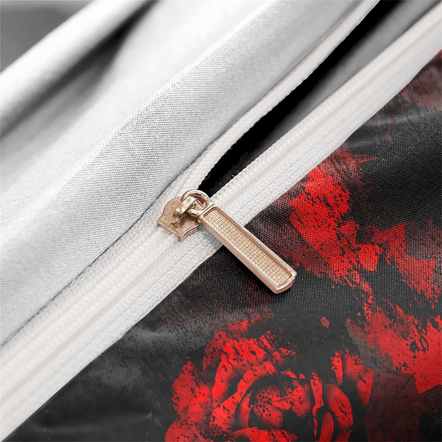 GothicLuxe - Skull & Rose-Themed Bed Set