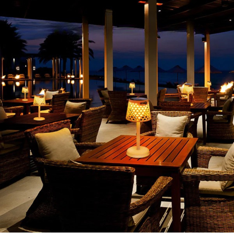 EcoLume – Lampada da scrivania versatile ad energia solare