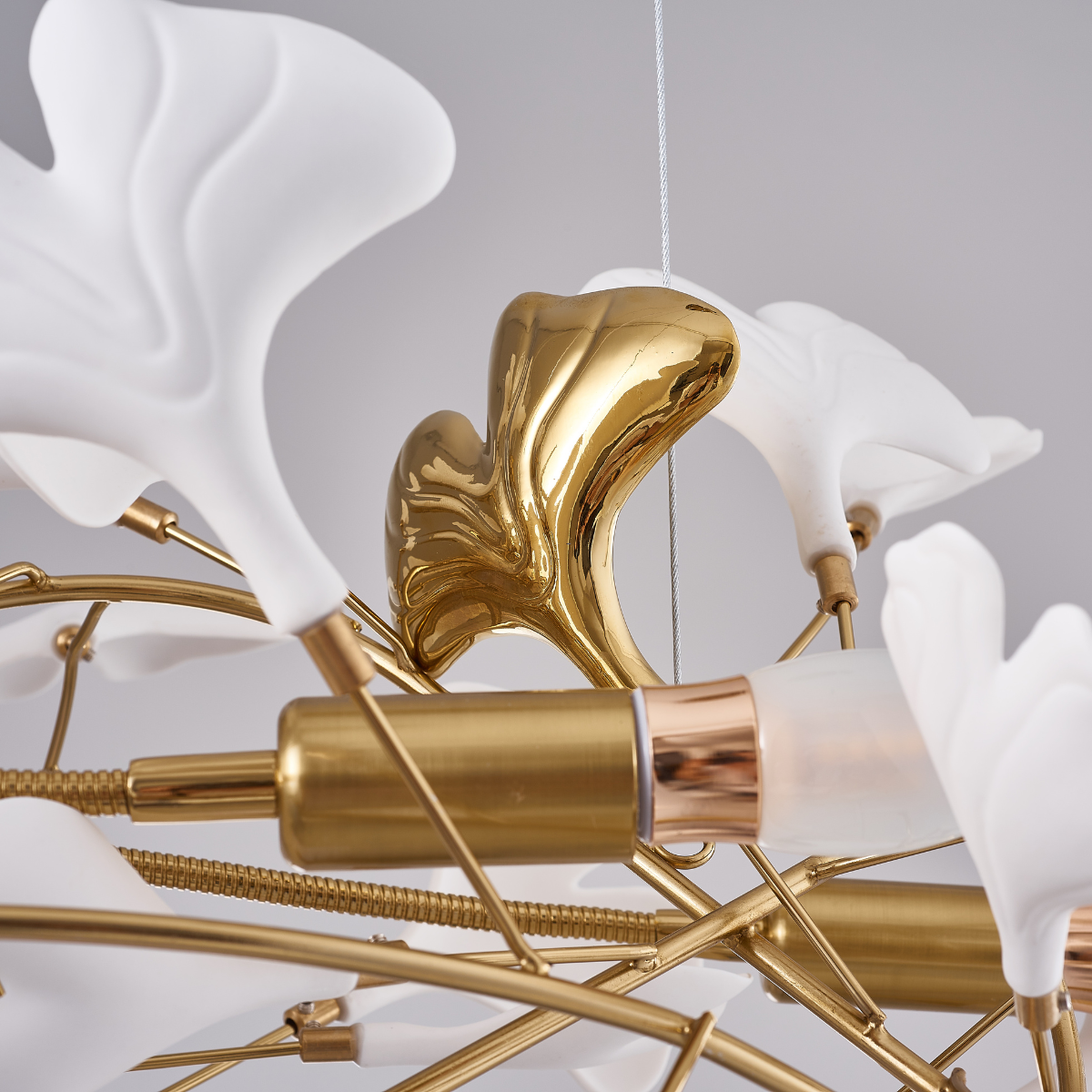 NatureGlow – Elegant Ginkgo Leaf Pendant