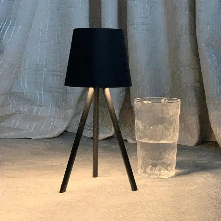 LumaStand - Lámpara de Mesa Tripode Elegante