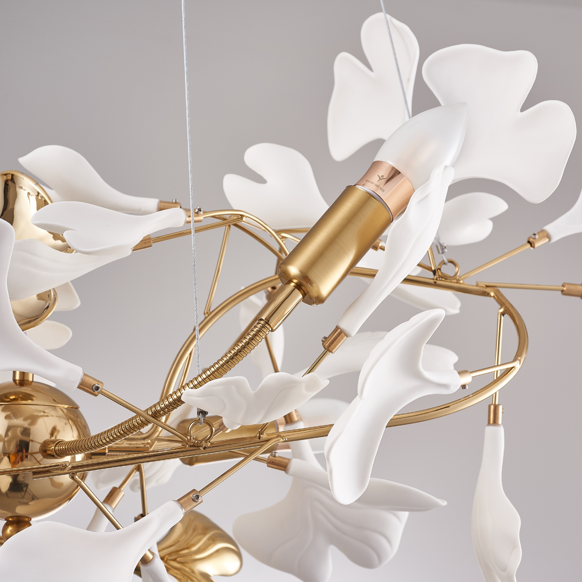 NatureGlow – Elegant Ginkgo Leaf Pendant