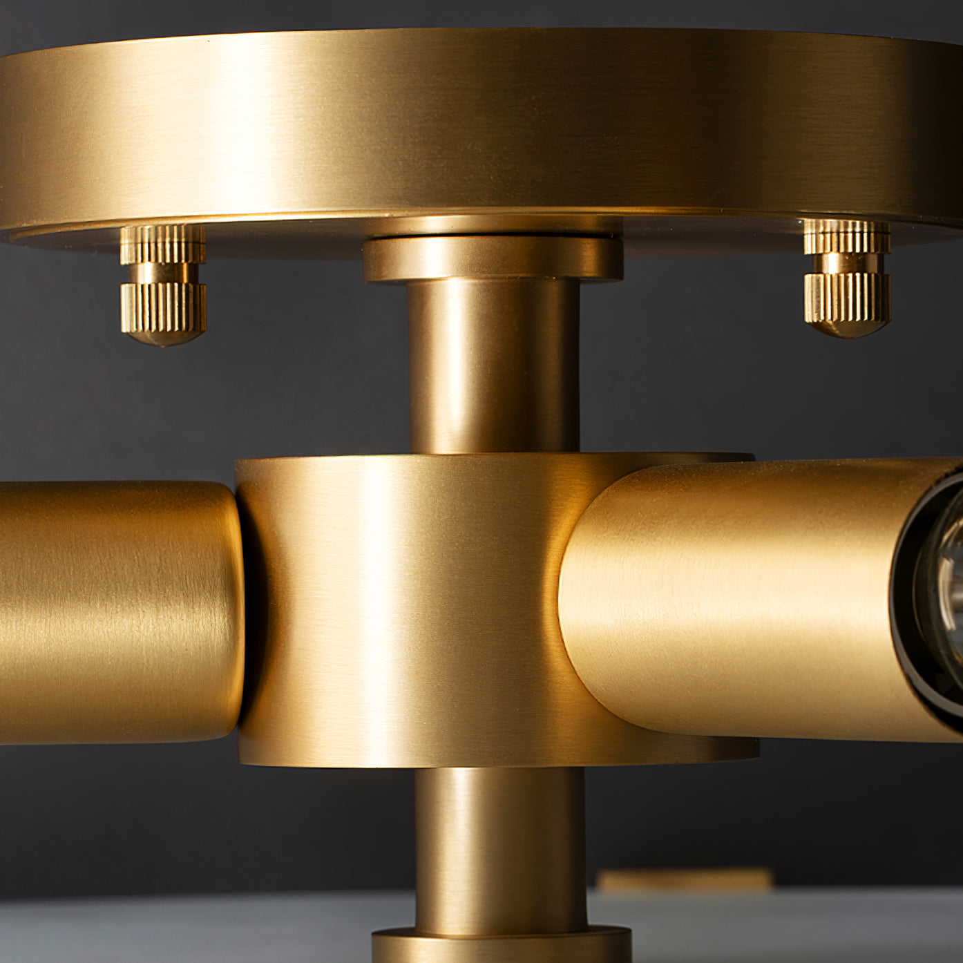 LuxeContempo - Loftlampe med slankt moderne design og subtil belysning