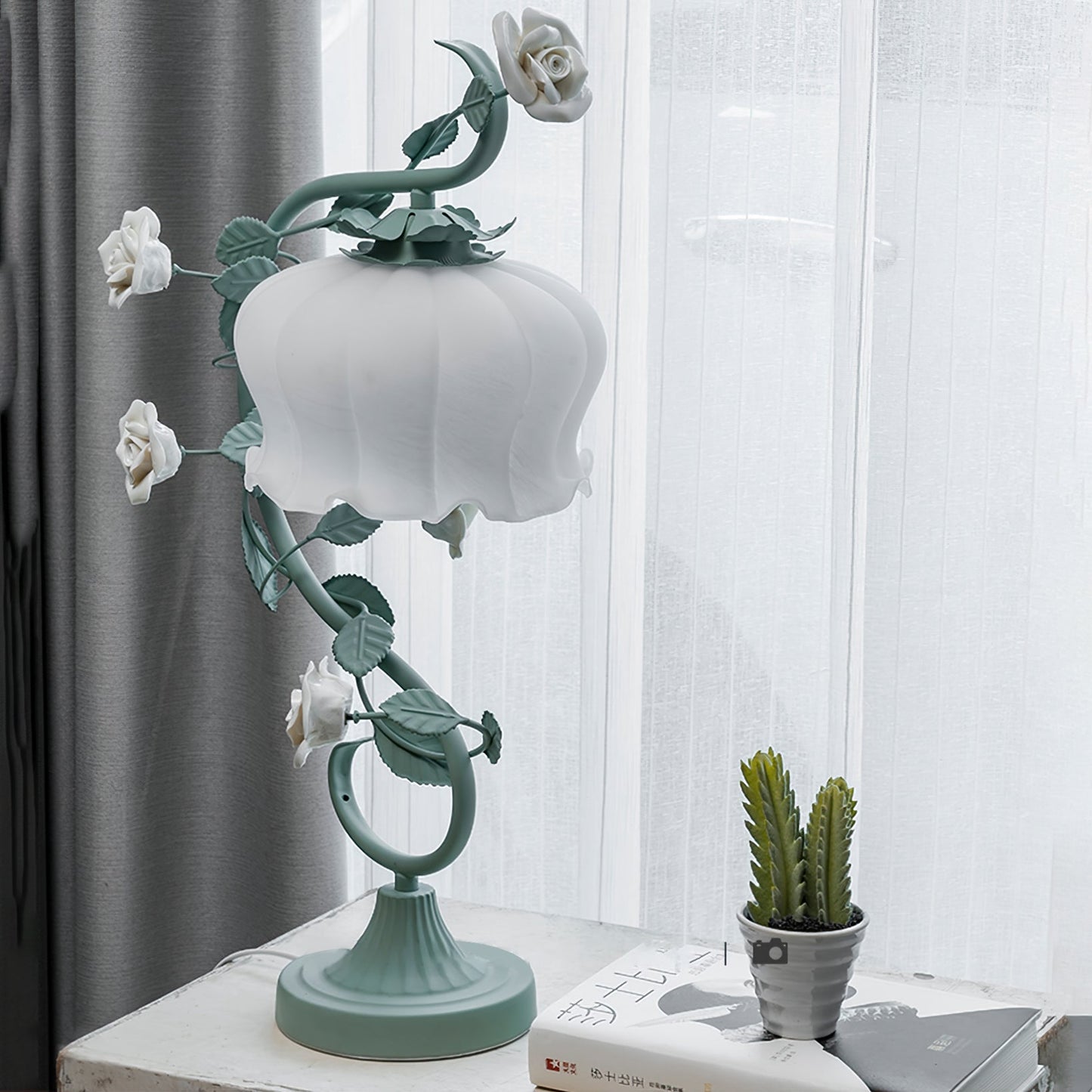 CurvaLight - Bordlampe med glat kurve og simpel flad base