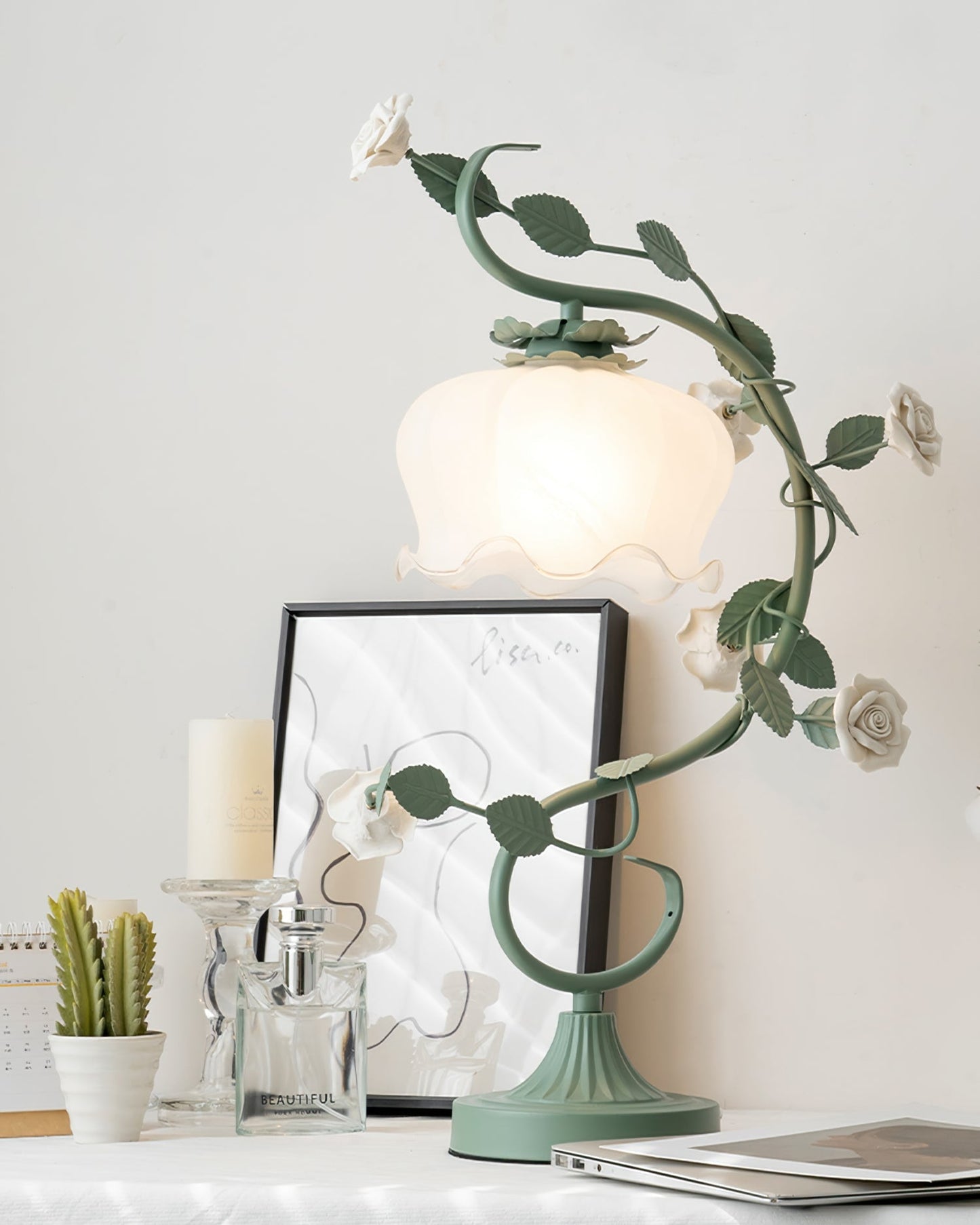 CurvaLight - Bordlampe med glat kurve og simpel flad base