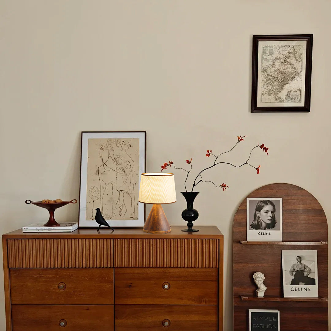 AmaliaBeam - Lámpara de Mesa con Base Refinada y Brillo Cálido y Suave