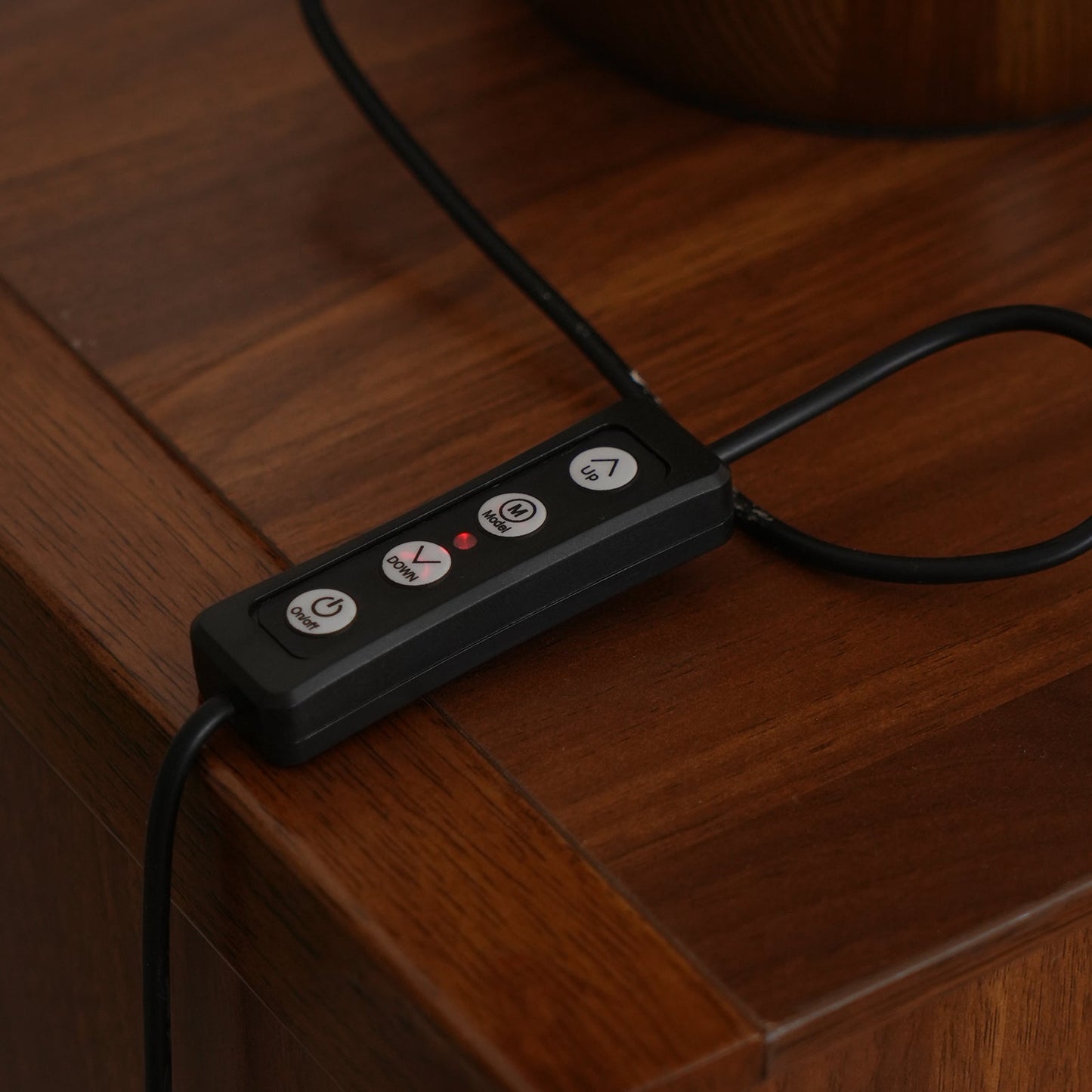 LumiWood – Elegante Luz de Mesa LED