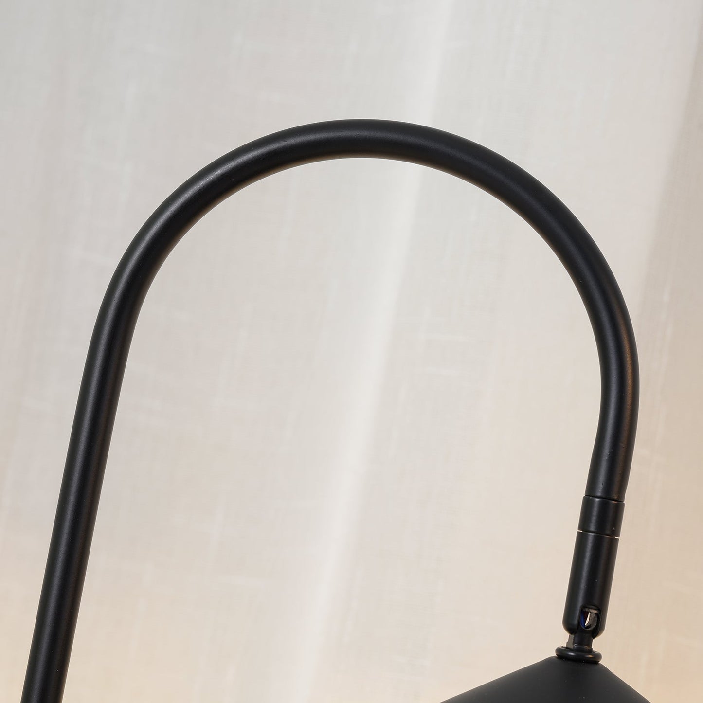 VerbaLume – Lampada da tavolo regolabile contemporanea