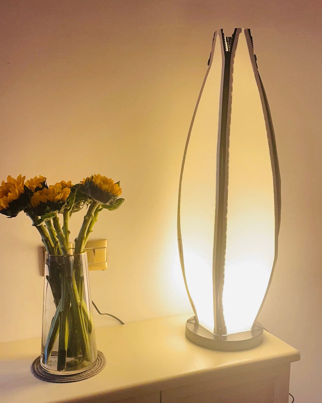 GlowBanana - Lampada da Tavolo con Forma di Banana Gioiosa e Luce Morbida