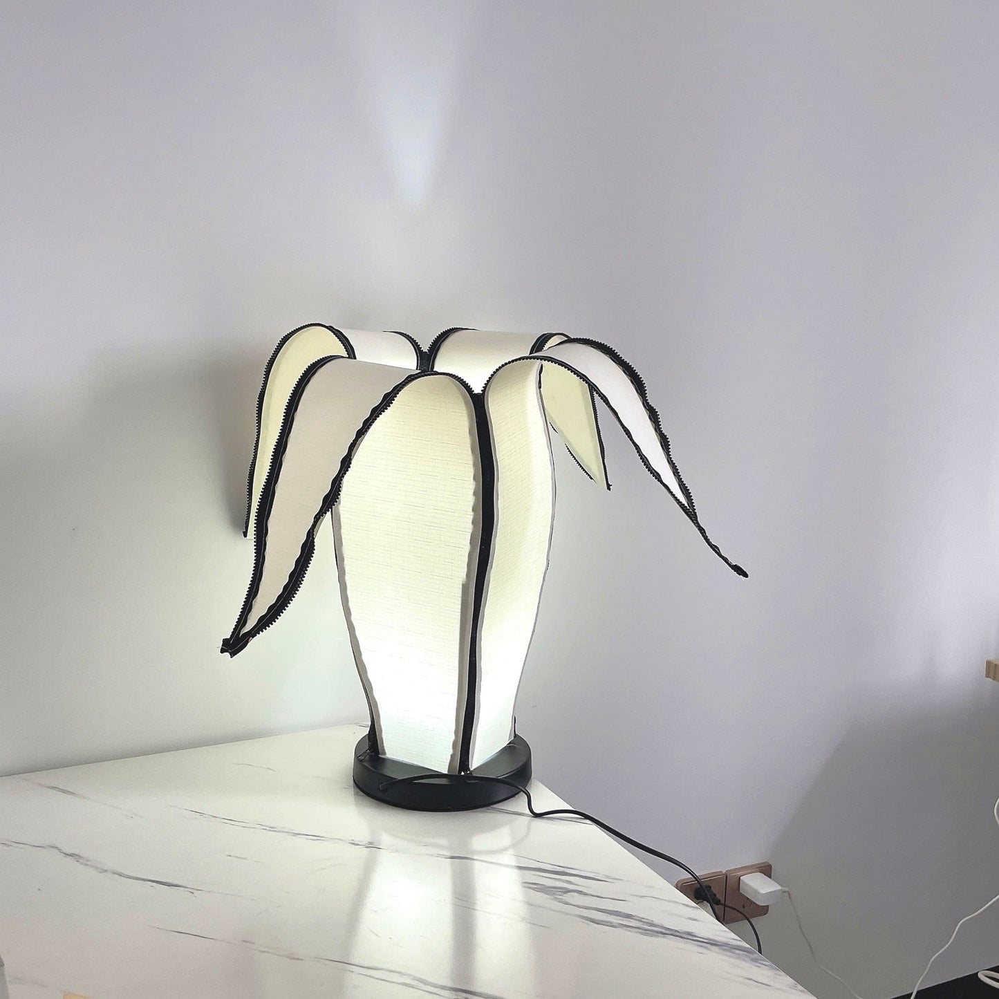 GlowBanana - Lampada da Tavolo con Forma di Banana Gioiosa e Luce Morbida