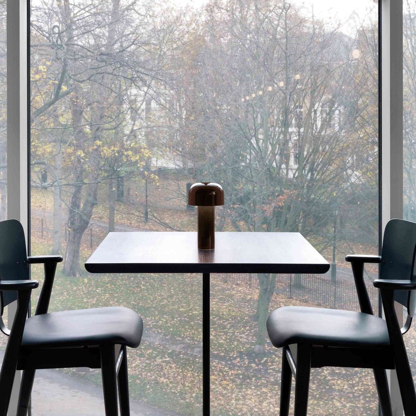 EcoGlow – Lámpara de Mesa LED Recargable con Diseño Portátil