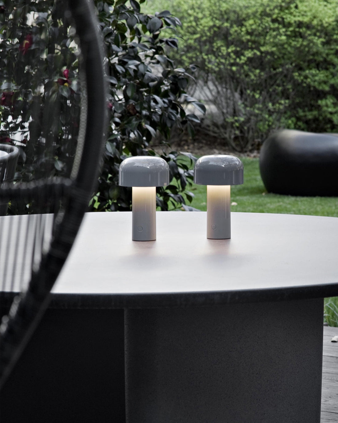 EcoGlow – Lámpara de Mesa LED Recargable con Diseño Portátil