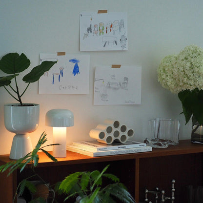 EcoGlow – Lámpara de Mesa LED Recargable con Diseño Portátil