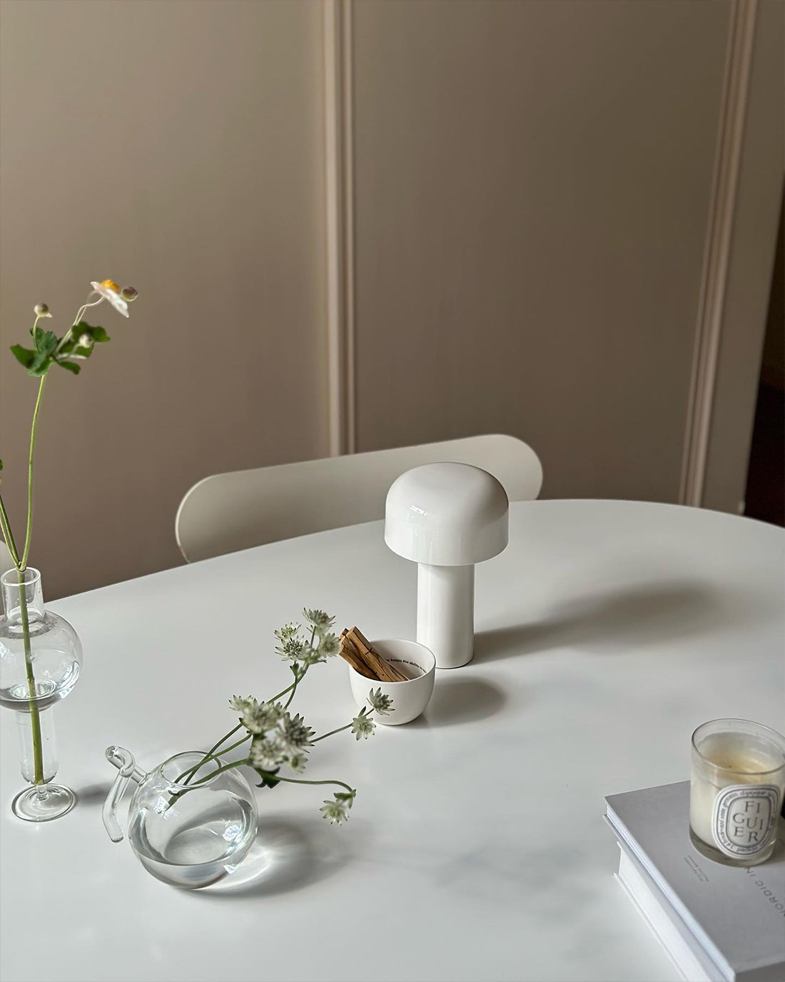 EcoGlow – Lámpara de Mesa LED Recargable con Diseño Portátil