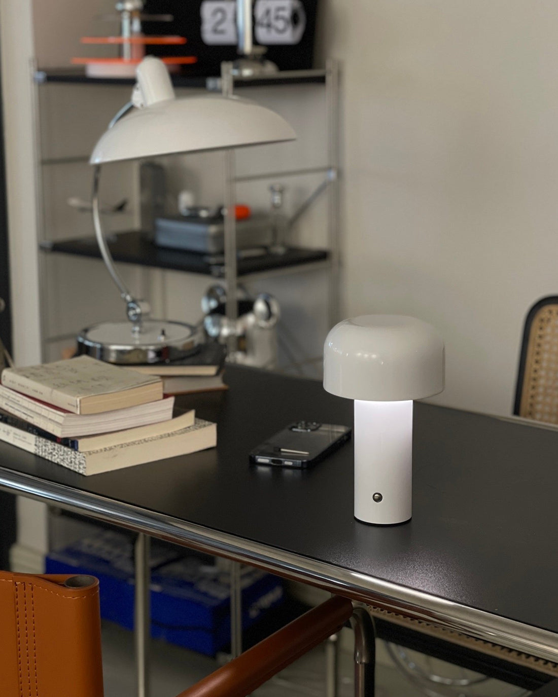 EcoGlow – Lámpara de Mesa LED Recargable con Diseño Portátil