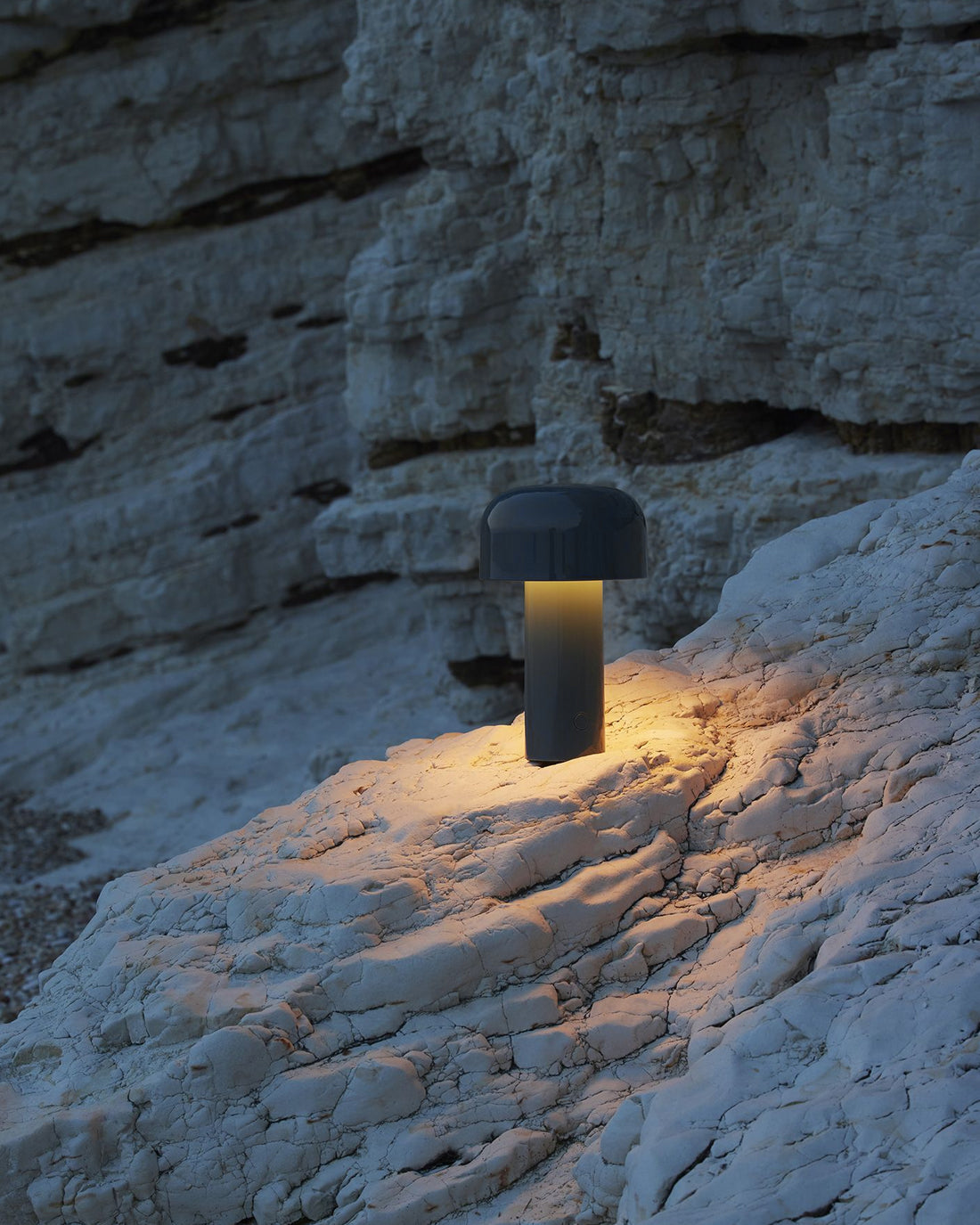 EcoGlow – Lámpara de Mesa LED Recargable con Diseño Portátil