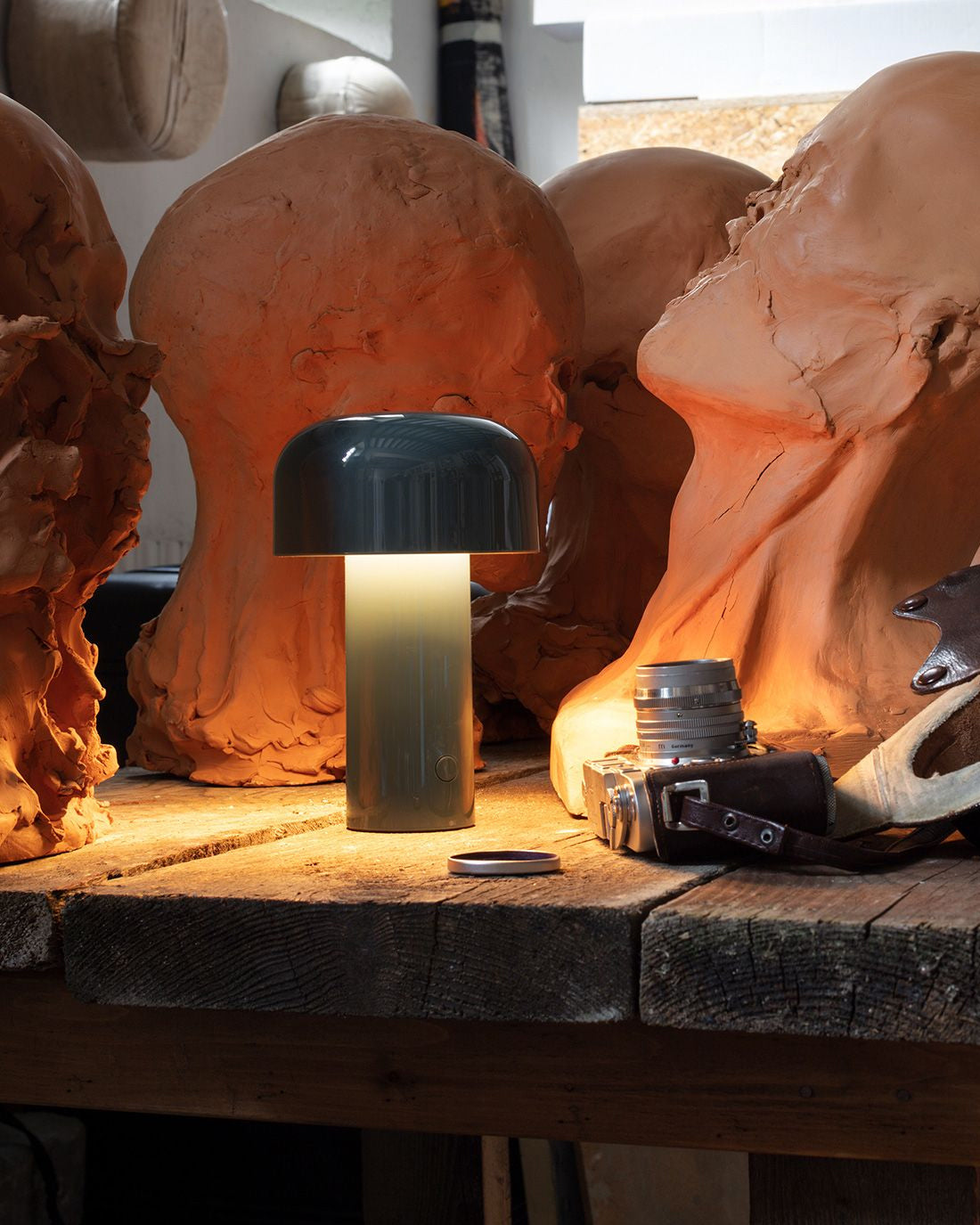 EcoGlow – Lámpara de Mesa LED Recargable con Diseño Portátil