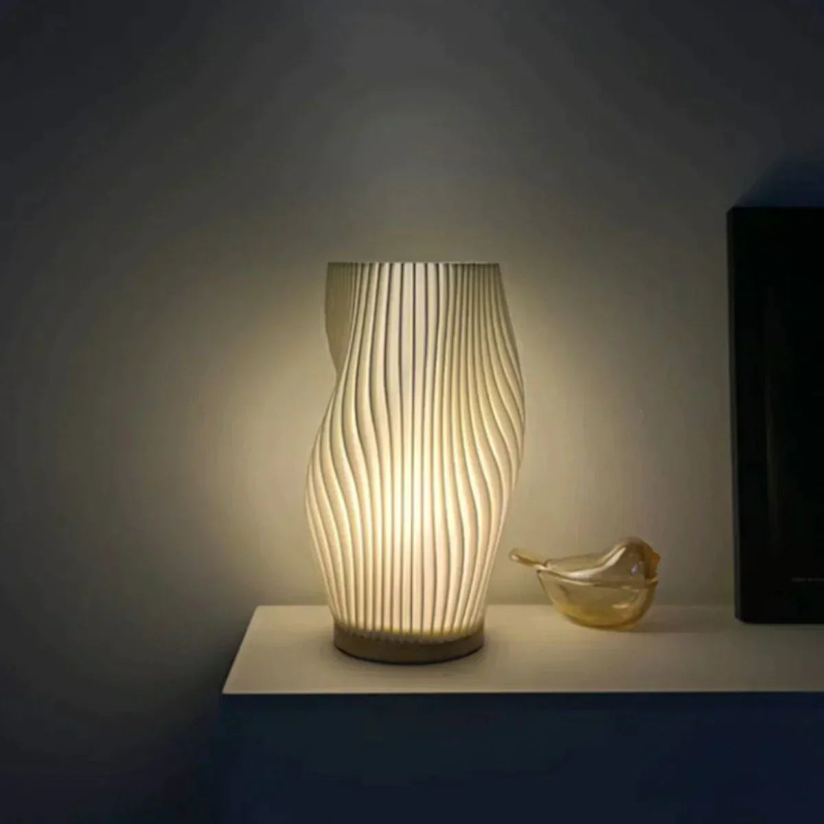 CalmGlow – Lampe de table Wave élégante
