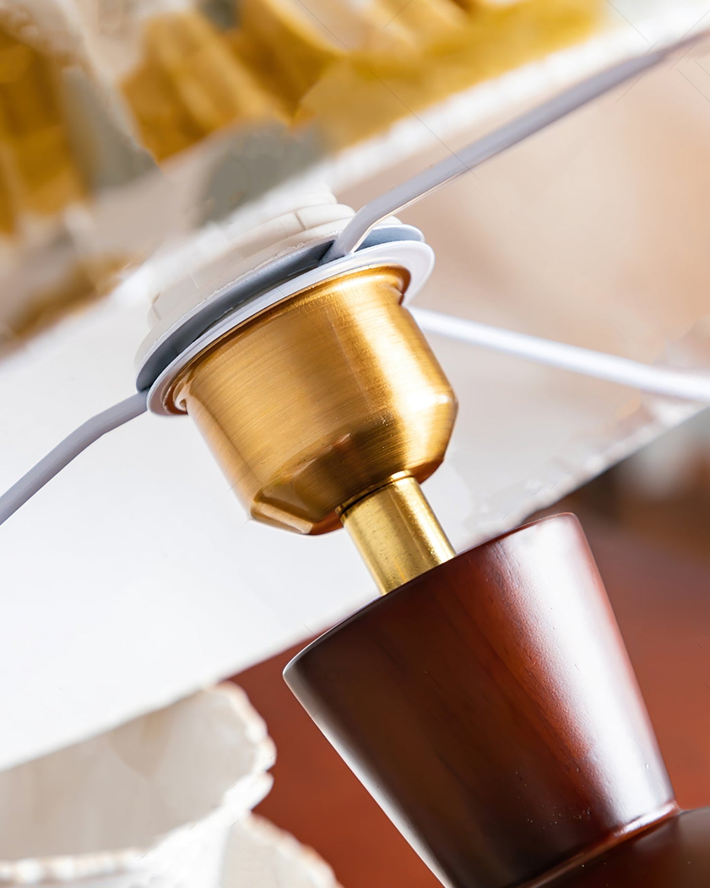 LuxeBobbinGlow - Elegant Skrivebordslampe