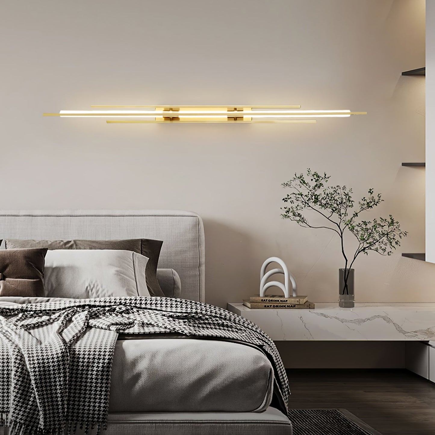 LuxeAura – Lámpara de pared dorada opulenta para espacios elegantes