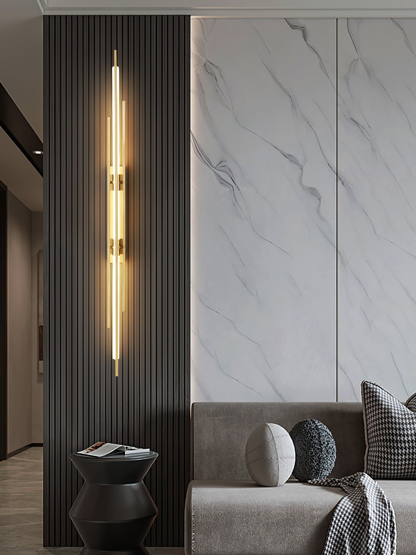 LuxeAura – Lámpara de pared dorada opulenta para espacios elegantes