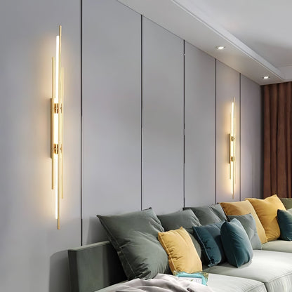 LuxeAura – Lámpara de pared dorada opulenta para espacios elegantes