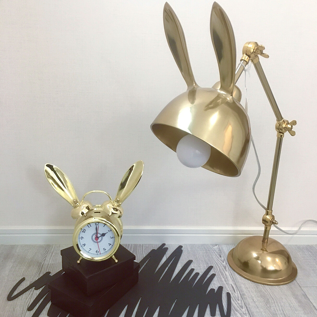 HareLuxe – Lámpara de Mesa con Orejas de Conejo Doradas