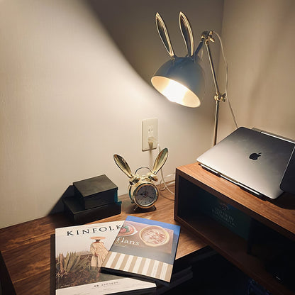 HareLuxe – Lámpara de Mesa con Orejas de Conejo Doradas