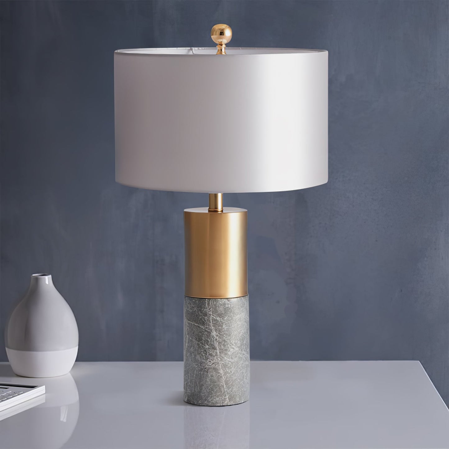 StoneRadiance - Elegant Bordlampe med Marmorbase og Moderne Linjer