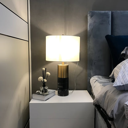 StoneRadiance - Elegant Bordlampe med Marmorbase og Moderne Linjer