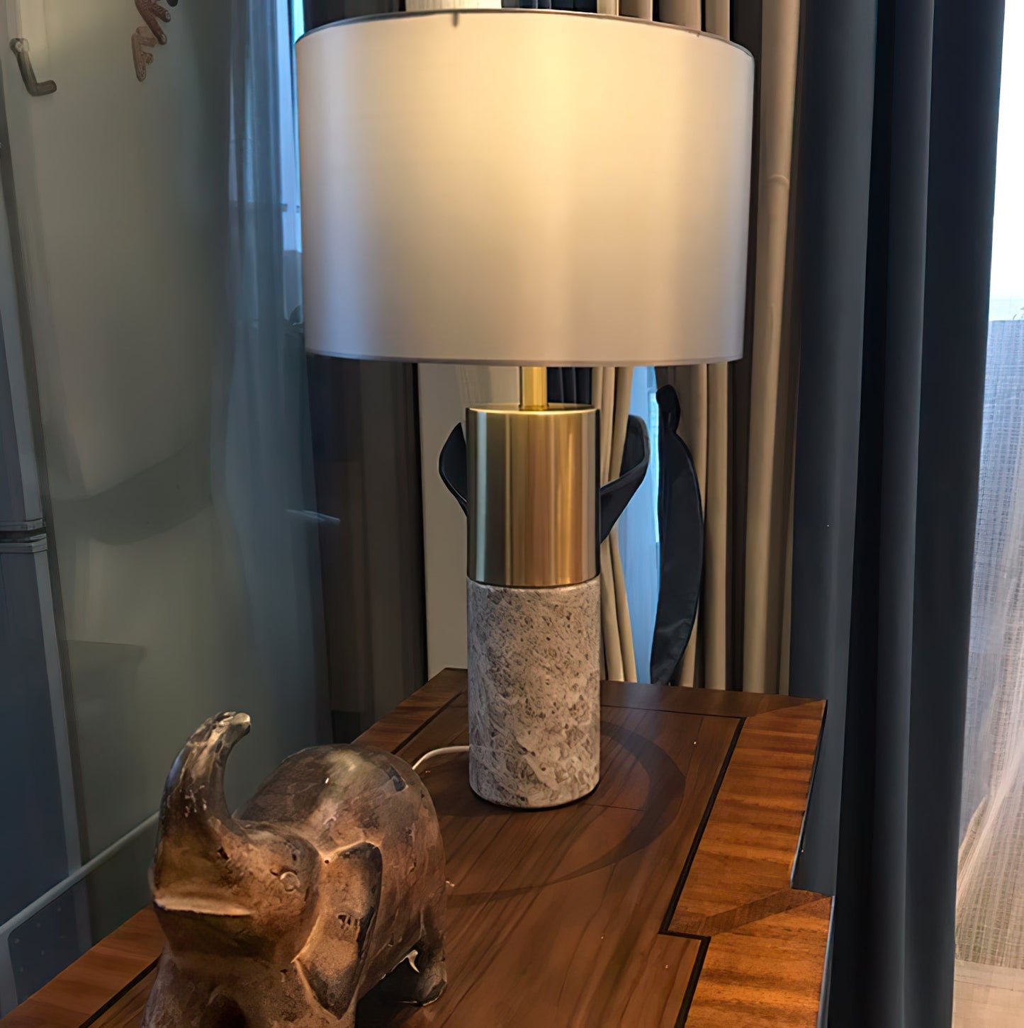 StoneRadiance - Elegant Bordlampe med Marmorbase og Moderne Linjer