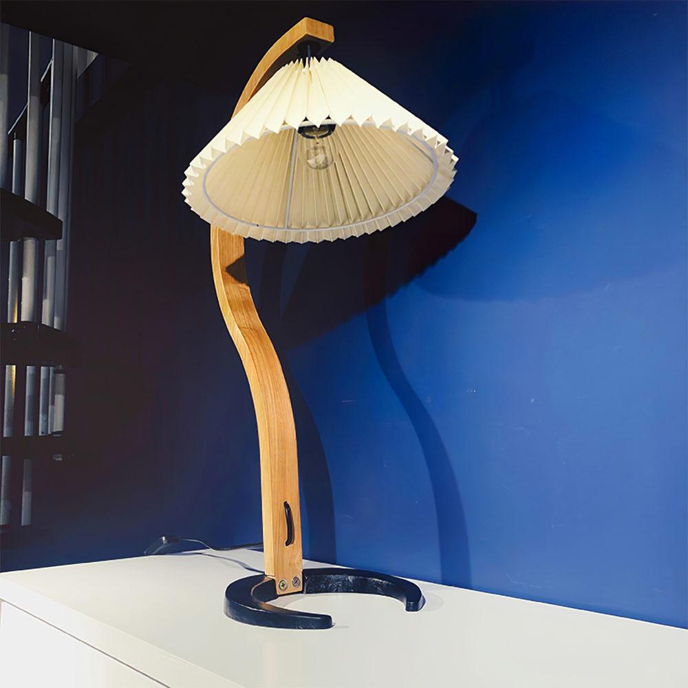 WoodFlow - Lampe de table avec des courbes naturelles et un design en bois