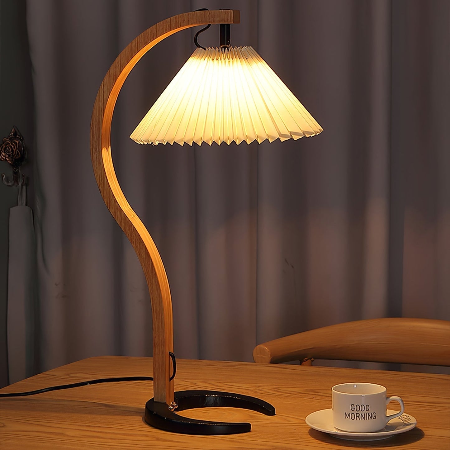 WoodFlow - Lampe de table avec des courbes naturelles et un design en bois
