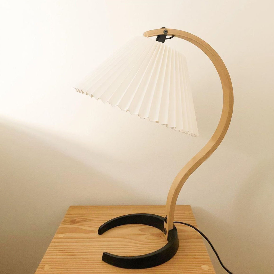 WoodFlow - Lampe de table avec des courbes naturelles et un design en bois