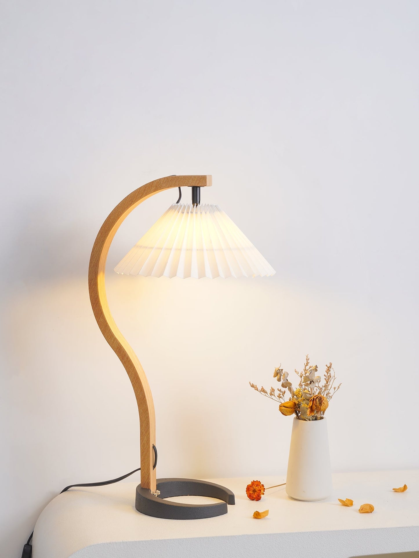 WoodFlow - Lampe de table avec des courbes naturelles et un design en bois