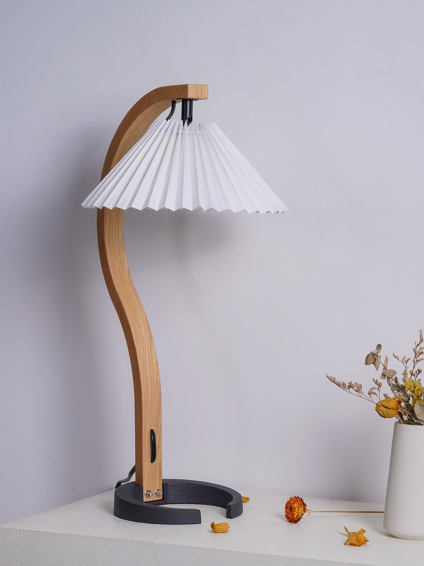 WoodFlow - Lampe de table avec des courbes naturelles et un design en bois