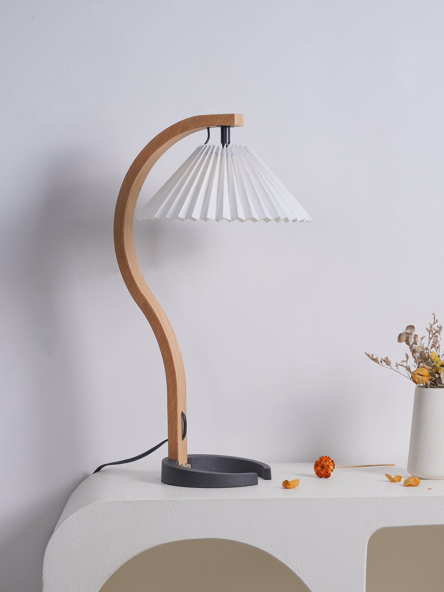 WoodFlow - Lampe de table avec des courbes naturelles et un design en bois