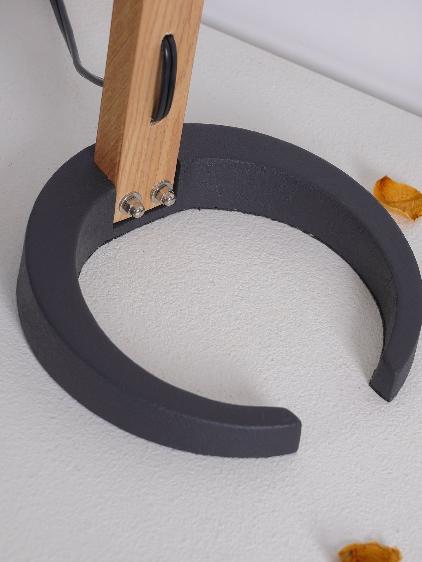 WoodFlow - Lampe de table avec des courbes naturelles et un design en bois