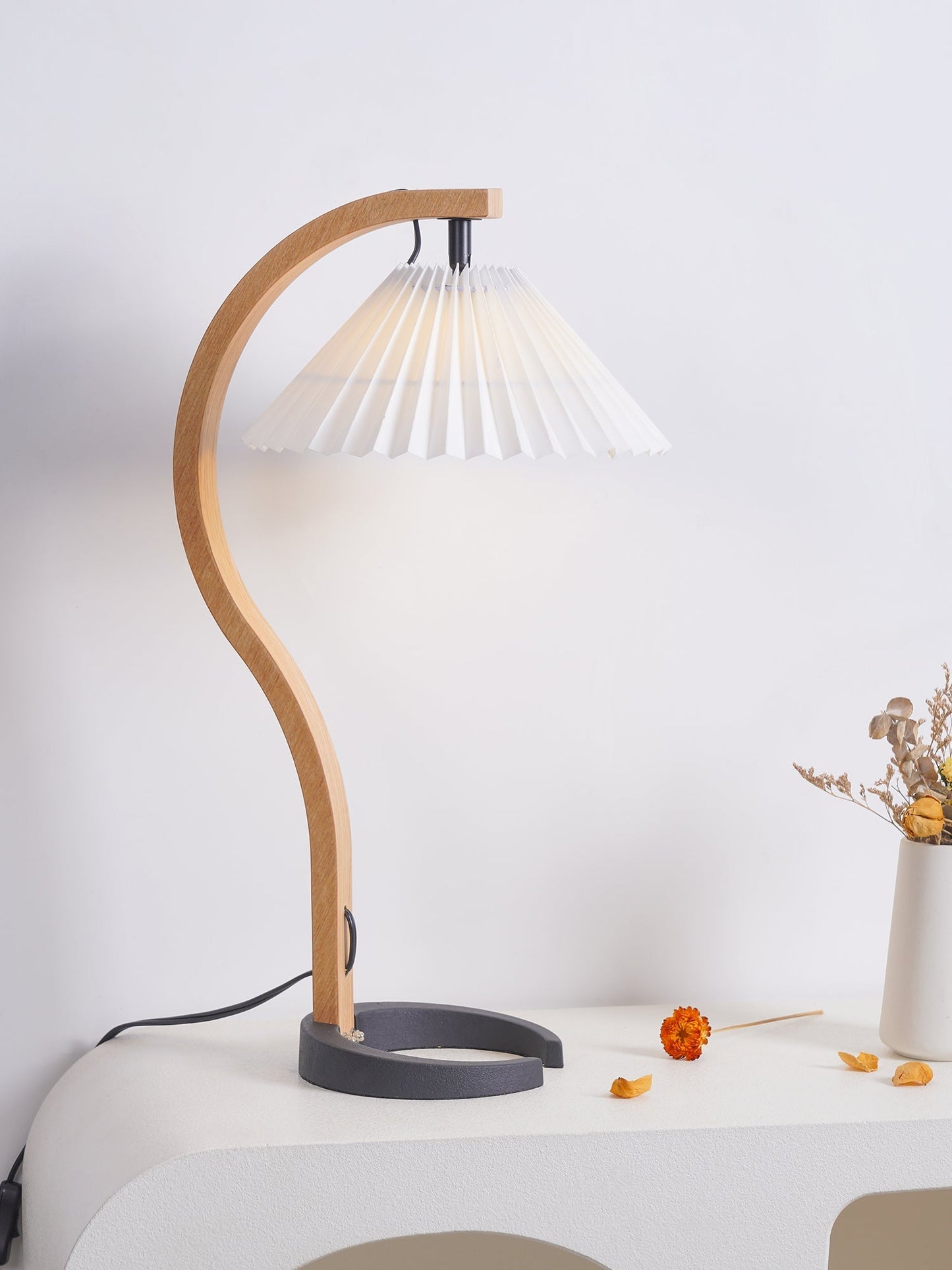 WoodFlow - Lampe de table avec des courbes naturelles et un design en bois