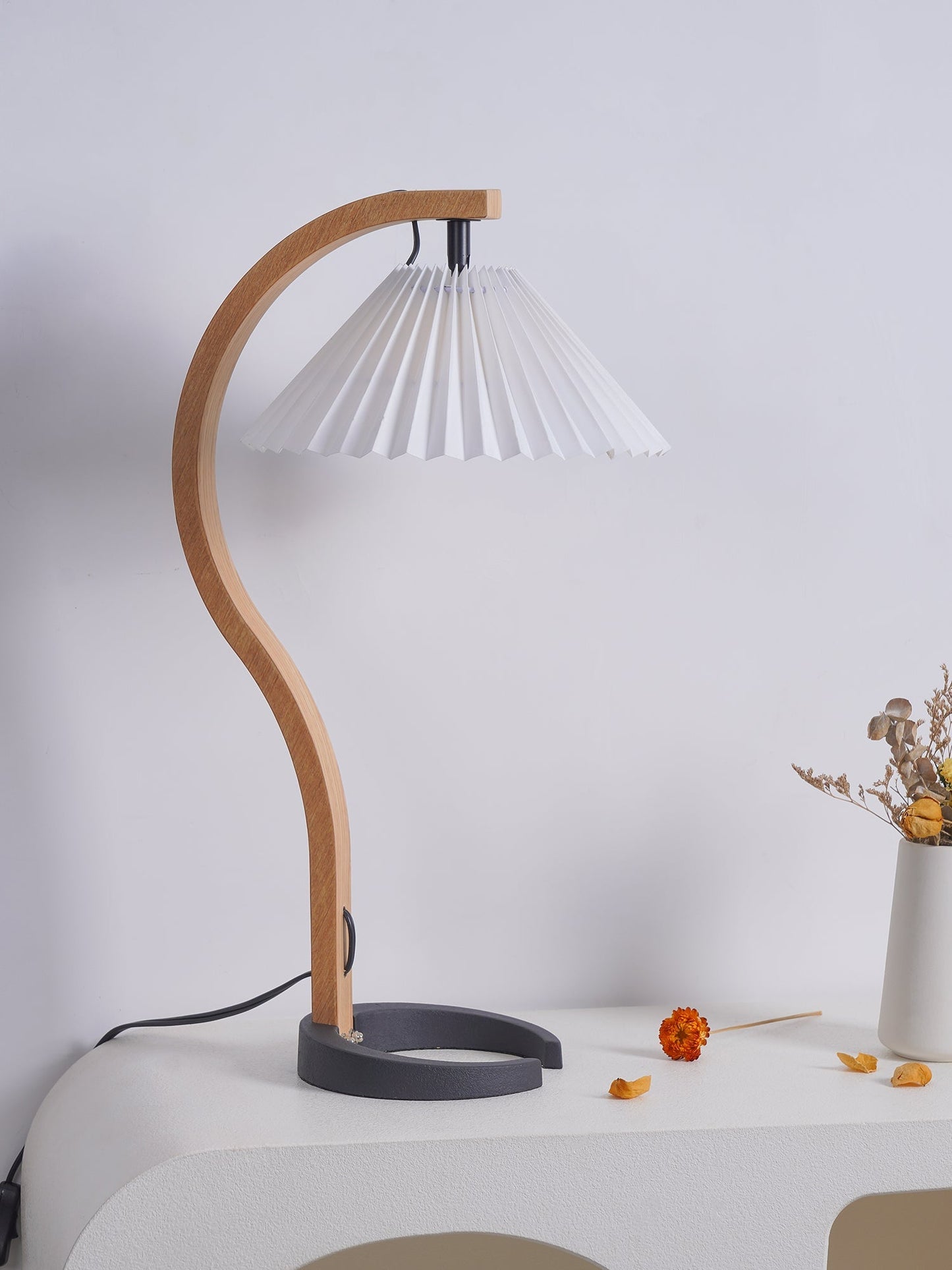 WoodFlow - Lampe de table avec des courbes naturelles et un design en bois