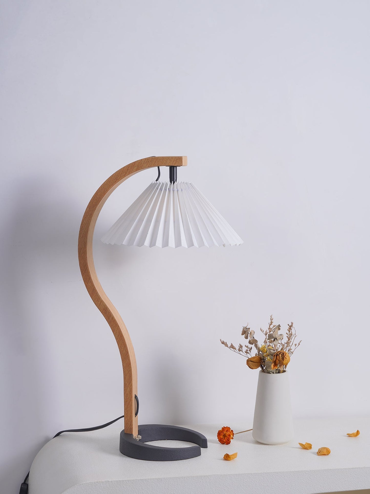 WoodFlow - Lampe de table avec des courbes naturelles et un design en bois