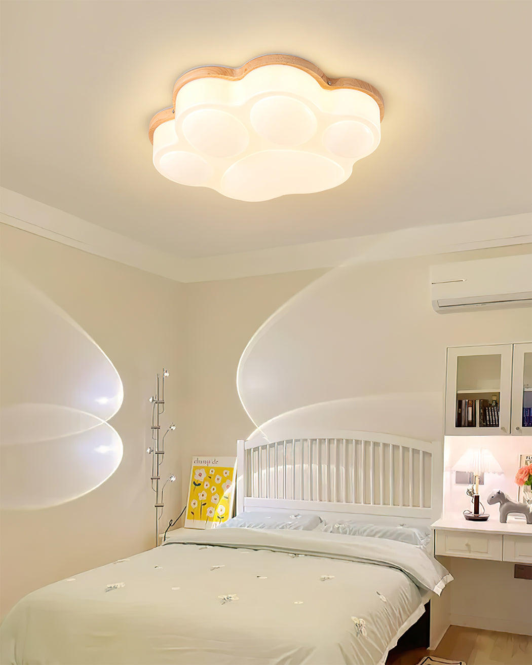 KittyLuxe - Lámpara de Techo con Diseño de Patita de Gato Juguetona y Brillo Sutil