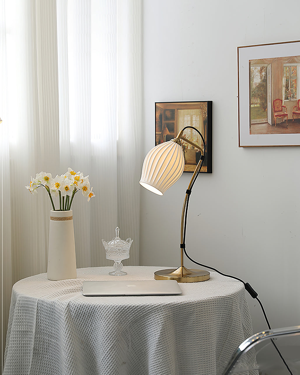 LumeCurve – Elegant Ceramic Table Lamp with Ribbed Texture