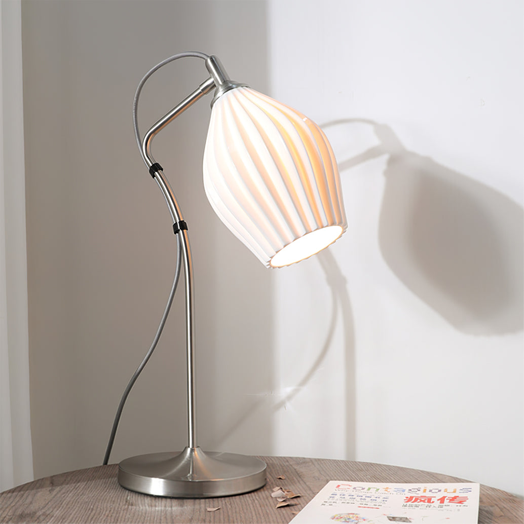 LumeCurve – Elegant Ceramic Table Lamp with Ribbed Texture